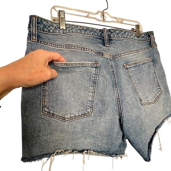 Universal Thread Med Wash Vintage Midi Distressed Cut Off Jean Shorts Sz 14 - Picture 8 of 11